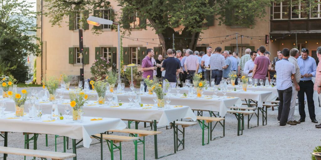 gourmetbox-catering-firmenfest-festbaenke@2x