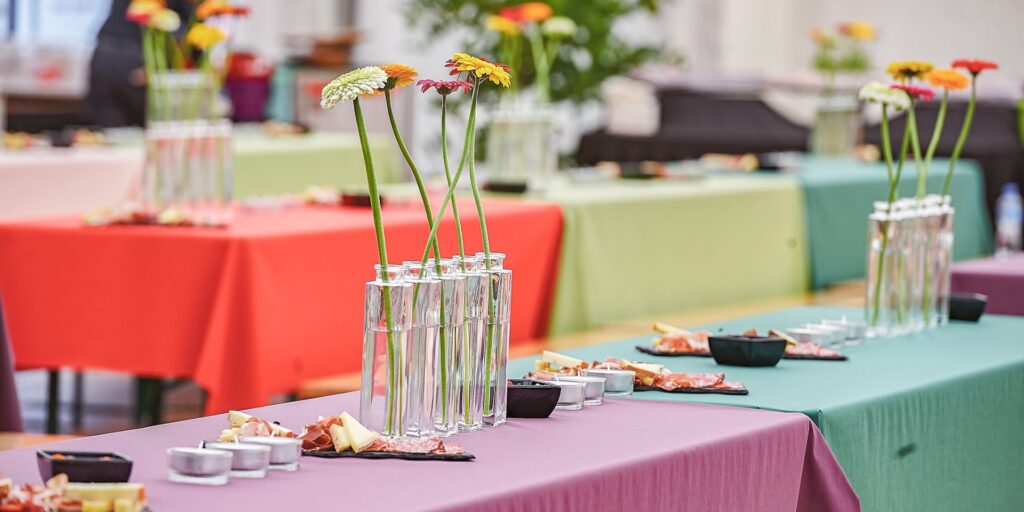 gourmetbox-catering-firmenfest-gartentische@2x