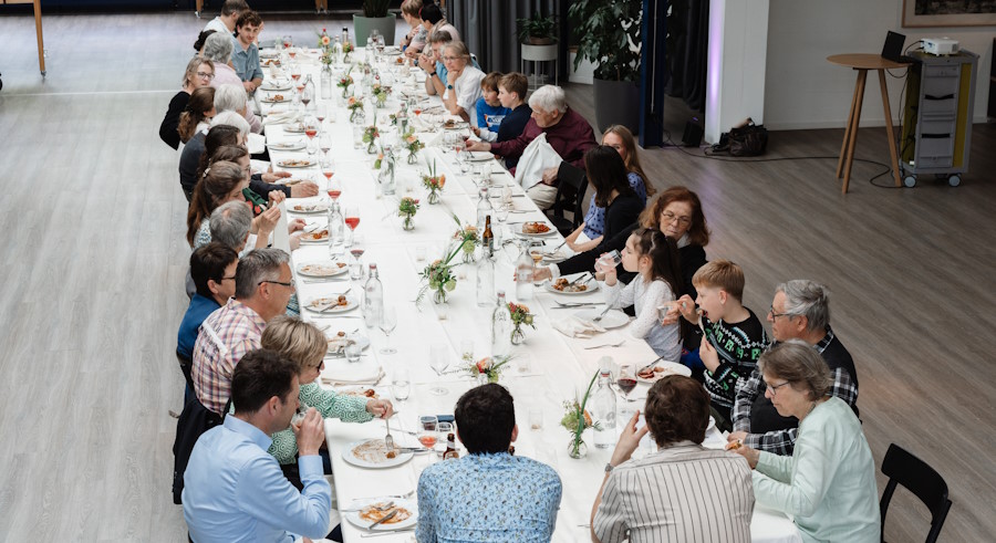 Familientisch_mit Menschenj